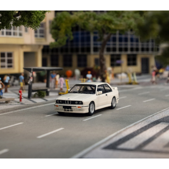 Miniatura BMW M3 E30 białe 1:64 prezent - 80425B5F650