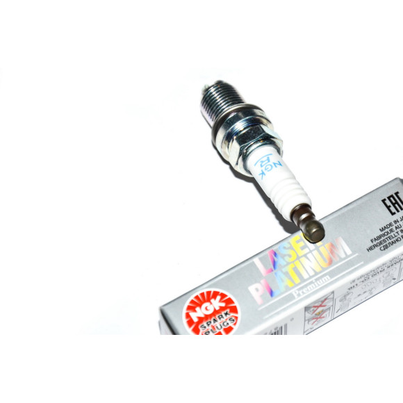 Świeca zapłonowa BMW E38 E39 E46 E60 E65 316 318 520 523 525 528 730 740 - 12120037607